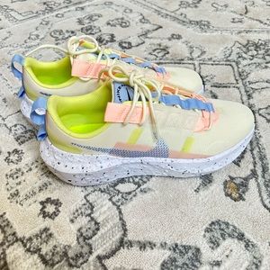 women’s nike sneakers size 8.5. brand new condition worn once